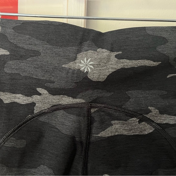 Athleta Ultimate Camo 7/8 Tights with Stash Pockets Size Small - Picture 7 of 14